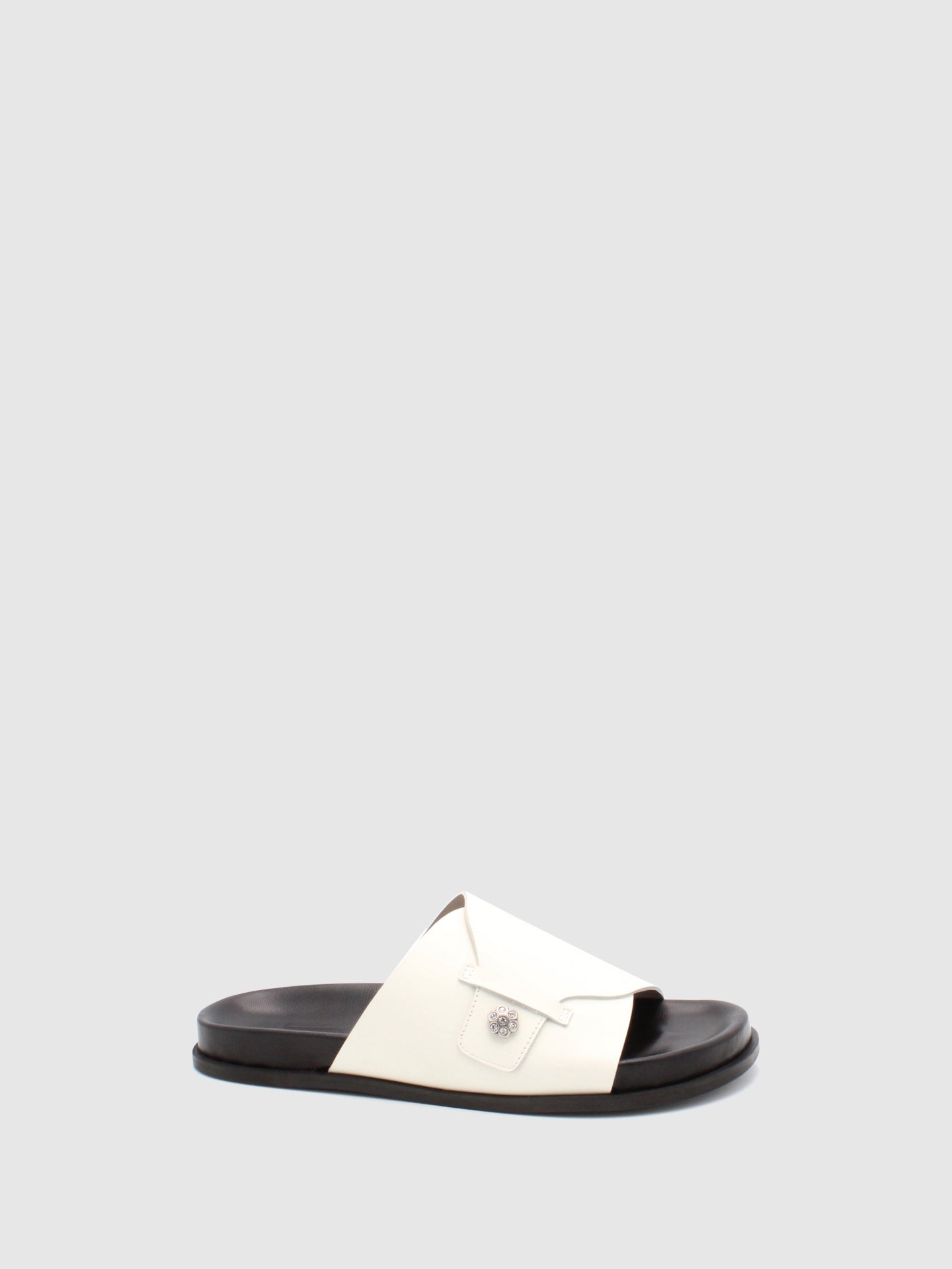 JJ Heitor Buckle Mules Camélia White/Black